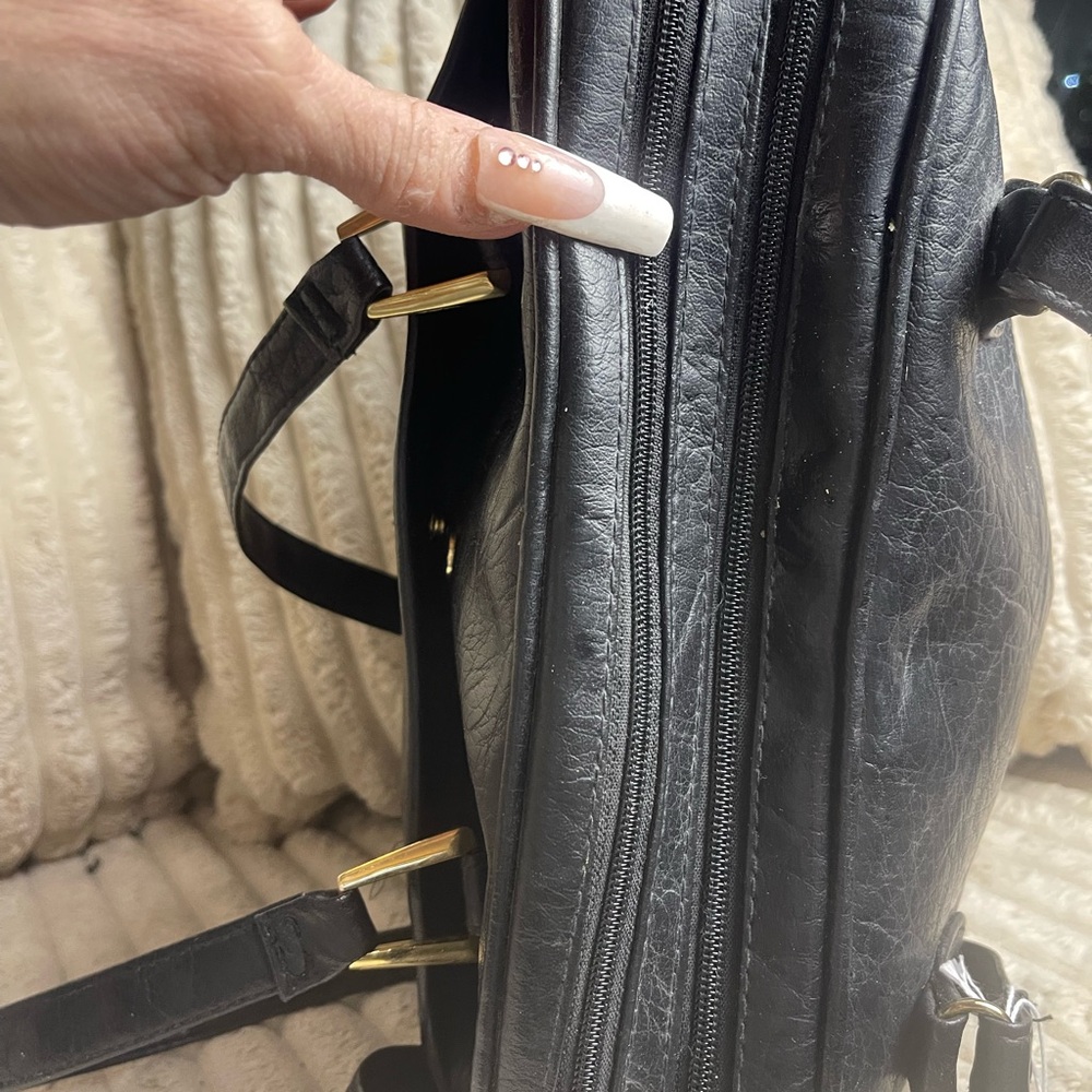 Sophisticated Black Leather Shoulder Bag - Picture 6 of 10